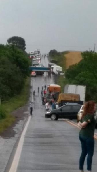 Condutor perde controle de carreta que fica atravessada em pista da ERST-342