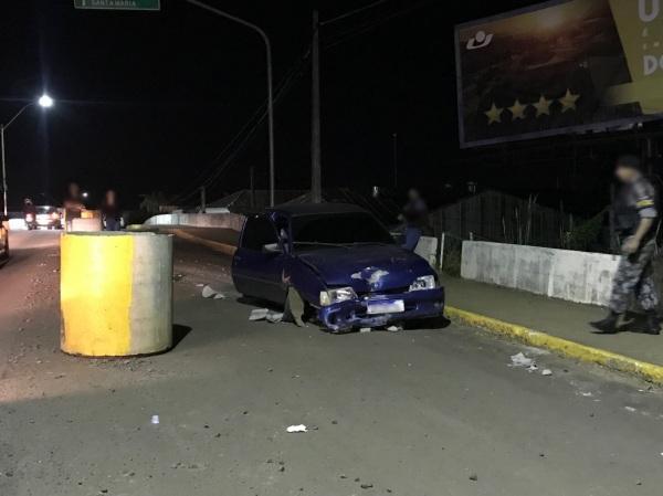 Motorista colide veículo em tubos de concreto na lomba e foge a pé do local