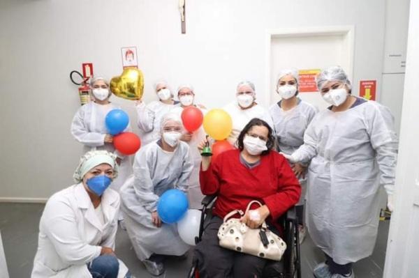 Paciente recuperada da Covid-19 recebe alta hospitalar em Cruz Alta