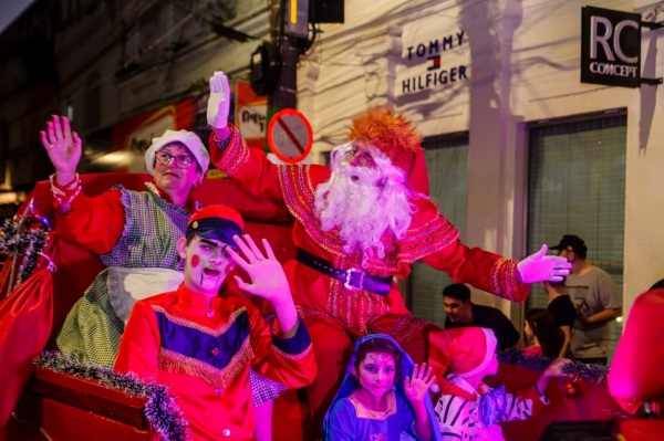 UM ENCANTO DE NATAL> Desfile de Natal e descida da pinheiro encantam o público