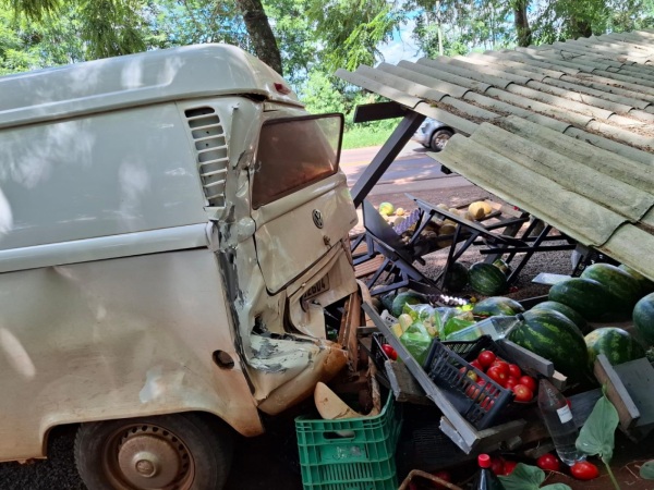 EM IJUÍ NA 342 >Kombi é lançada fora da estrada e atinge barraca de frutas 