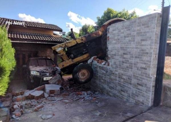 Trator invade muro de residência em Panambi