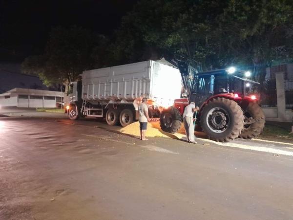 Caminhão caçamba despejou parte da carga em avenida de Cruz Alta