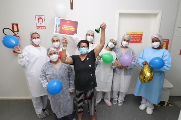 Paciente recuperada da COVID-19 recebe alta hospitalar no HSVP