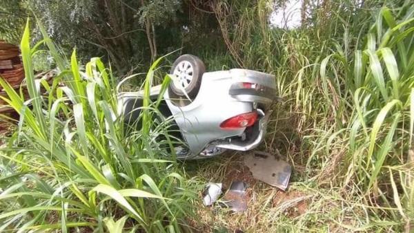 Peugeot capota com 12 pessoas a bordo na BR-386