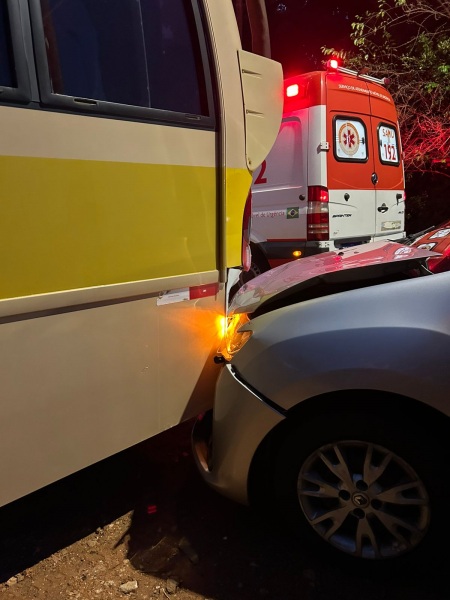 Acidente em cruzamento deixa motorista ferida em Cruz Alta