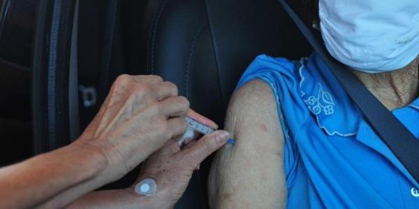 RS aplica quase 400 mil doses de vacinas no 1º mês de imunização 