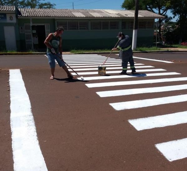 Prefeitura revitaliza faixas de pedestres no entorno de escolas