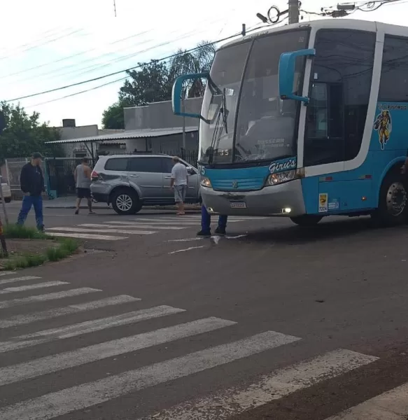 Colisão entre ônibus e caminhonete é registrada na região da Ferroviária
