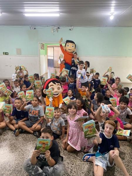 Gibi Turminha do Erico é entregue aos alunos da Escola Francisco Puppo