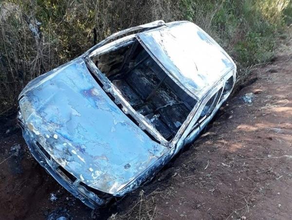 Carro pega fogo após acidente em XV de Novembro na madrugada do sábado