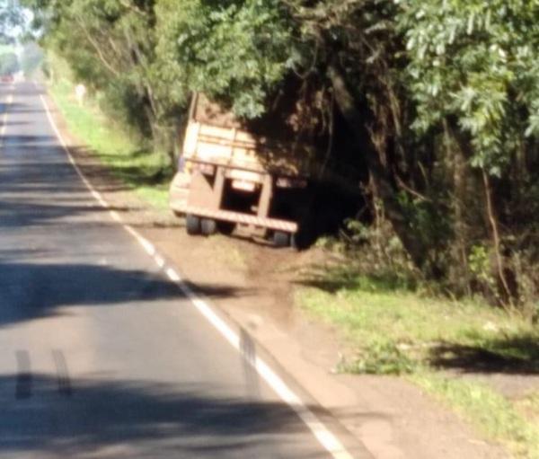 Carreta sai da pista nesta segunda-feira na ERS 342 entre Ijuí e Cruz Alta