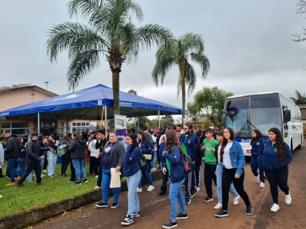 Feira das Profissões da UNICRUZ reúne 28 escolas e mais de 1.200 alunos