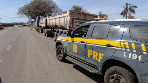 PRF flagra três carretas com quase 50 toneladas de excesso de peso na região