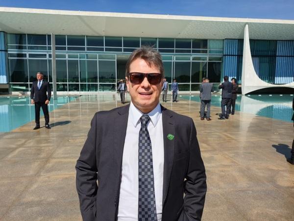 Bibo Nunes acompanha Bolsonaro durante sanção de projeto sobre posse de arma