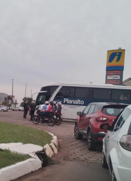 Acidente de trânsito envolve carro e ônibus em Cruz Alta com danos materiais