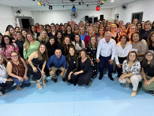 Dia do Diretor tem homenagem surpresa às equipes diretivas em Cruz Alta