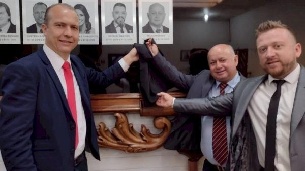Quadro de Paulo Moraes é inaugurado na galeria de ex-presidentes da Câmara