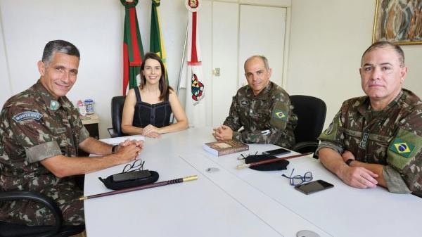 Prefeita Paula recebe novo Comandante da AD/3