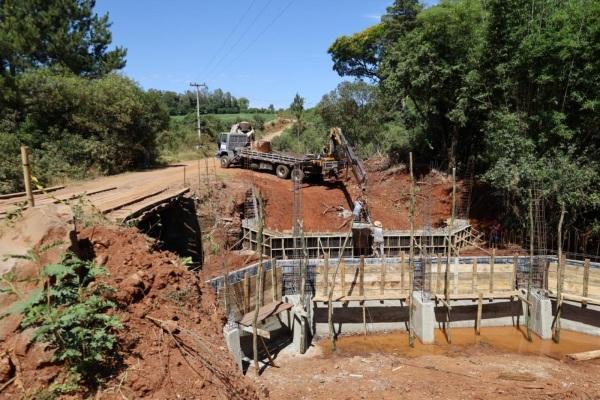 Obra da nova ponte de concreto sob o rio Passo Novo está em andamento