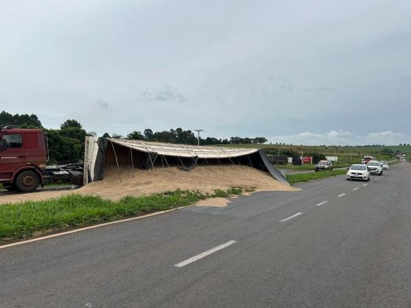 Caminhão carregado de aveia tomba na BR-158