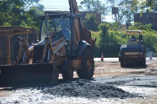 Prefeitura contratará horas máquinas para manutenção de estradas e ruas.