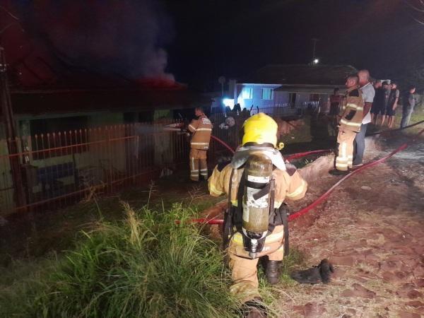 Incêndio destrói casa no Bairro Santa Rita em Cruz Alta na noite do sábado