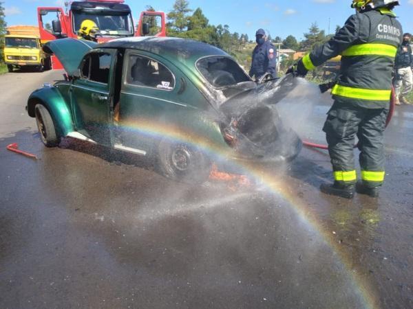 Veículo pega fogo na BR 158 em Cruz Alta