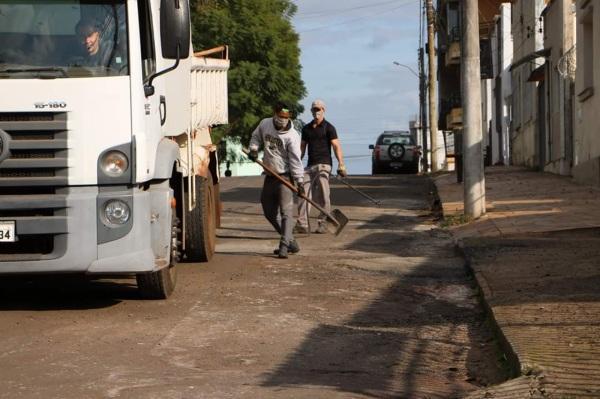Secretaria de Obras realiza operação tapa-buraco na rua João Manoel