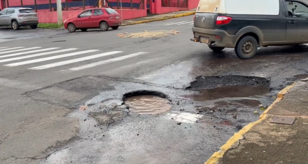 CRATERAS NO ASFALTO> Buracos na rotatória da Avenida Presidente Vargas