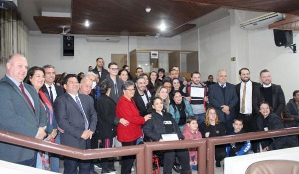 Atletas e bailarinos são homenageados na Câmara de Vereadores