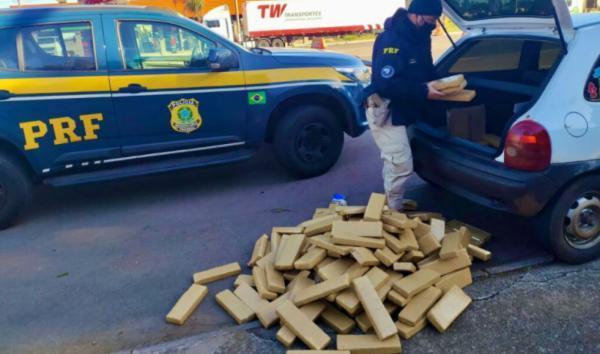 Veículo de Cruz Alta é interceptado com 142 kg de maconha em Passo Fundo