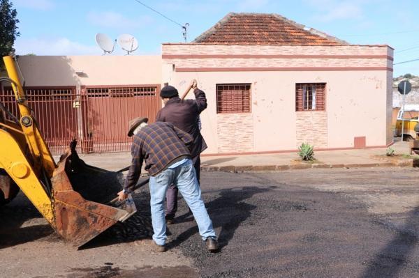 Secretaria de Obras realiza Operação Tapa-Buraco na Rua João Manoel
