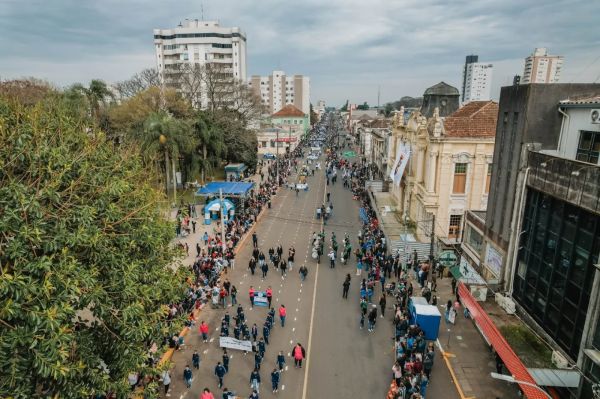 Cruz Alta celebra 204 anos com desfile em homenagem a Erico Verissimo