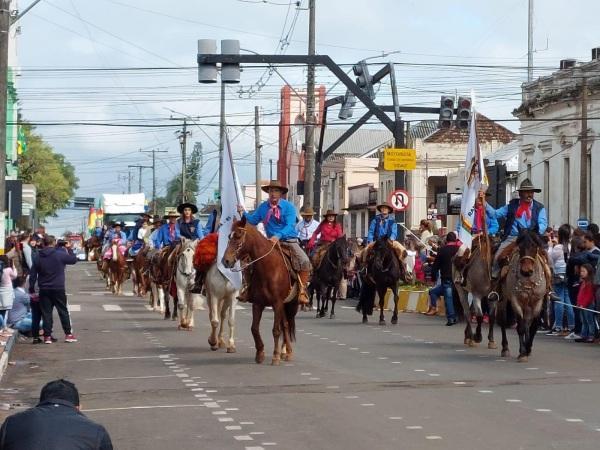 Desfile do 20 de Setembro com sol e nuvens, mas chove na tarde em Cruz Alta