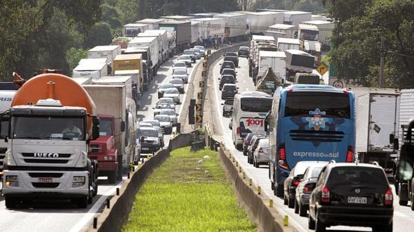 Caminhoneiros ameaçam nova greve se preço do diesel não cair