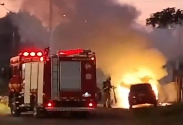 SUSTO!> Incêndio destrói veículo no início da manhã na Boa Parada
