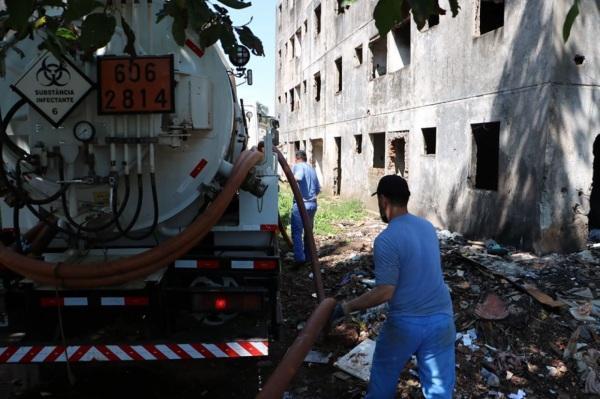 Secretaria de Obras realiza limpeza na rua da Ladeira