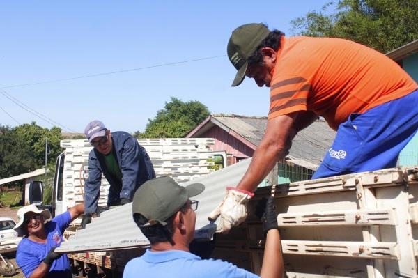 Domingo de entrega de telhas em vários bairros de Cruz Alta