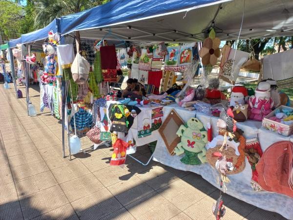 Artesãos estarão nesta terça e quarta-feira na Praça General Firmino de Paula
