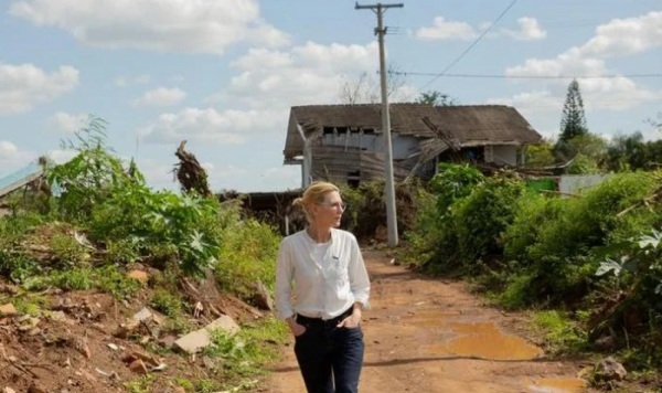 Cate Blanchett visita áreas afetadas pelas enchentes no RS