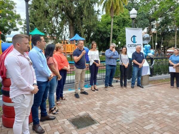 Novo Playground da Praça Erico Verissimo foi entregue na tarde da segunda