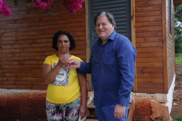 CRUZ ALTA> Dona Rosenilda Santos de Melo realiza o sonho da casa própria