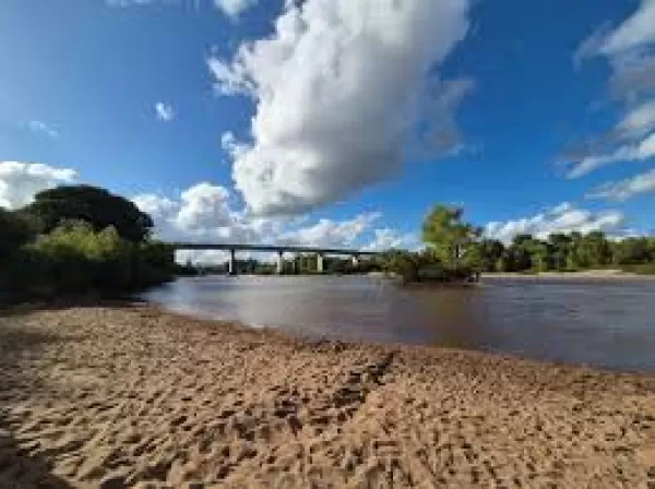 VERÃO 2026> Estado tem 10 pontos impróprios para banho dos 96 analisados