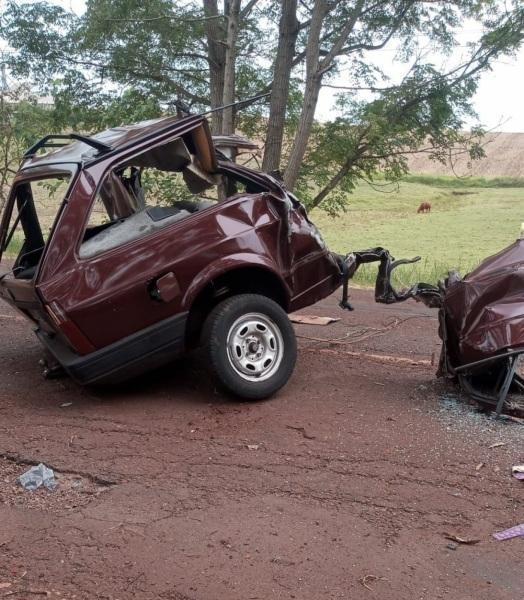 Carro parte ao meio após acidente na ERS-514, em Ajuricaba