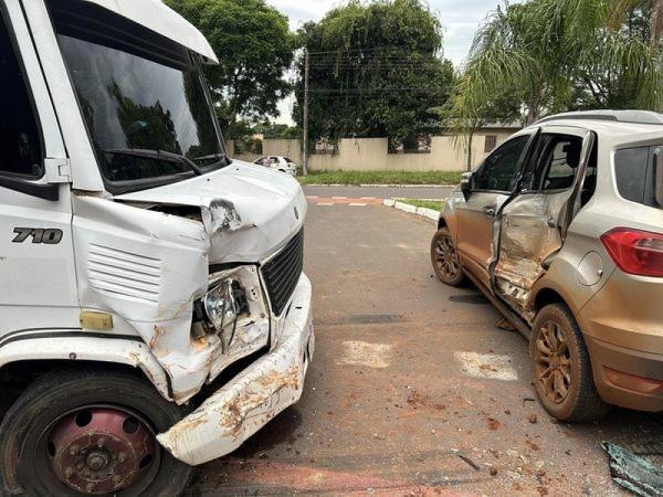 Acidente de trânsito envolve carro e caminhão na Avenida Plácido de Castro