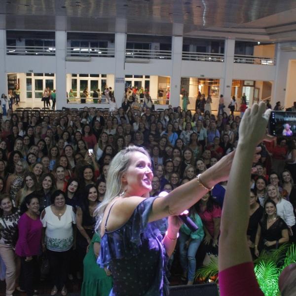 Palestra com a Jornalista Carla Fachin leva centenas de mulheres ao Arranca