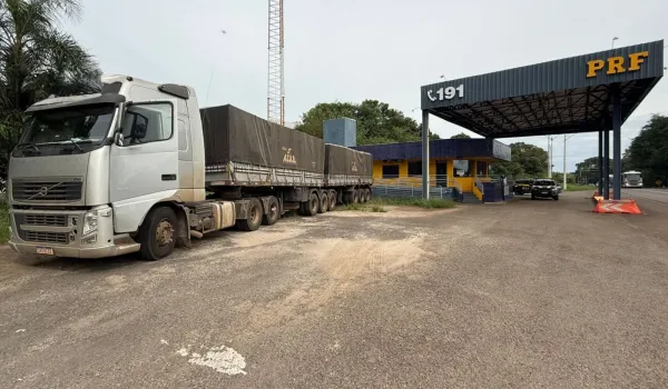 PRF prende caminhoneiro com mandado em aberto na BR-158 em Cruz Alta
