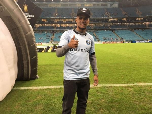  Grêmio prepara contrato de Douglas Costa