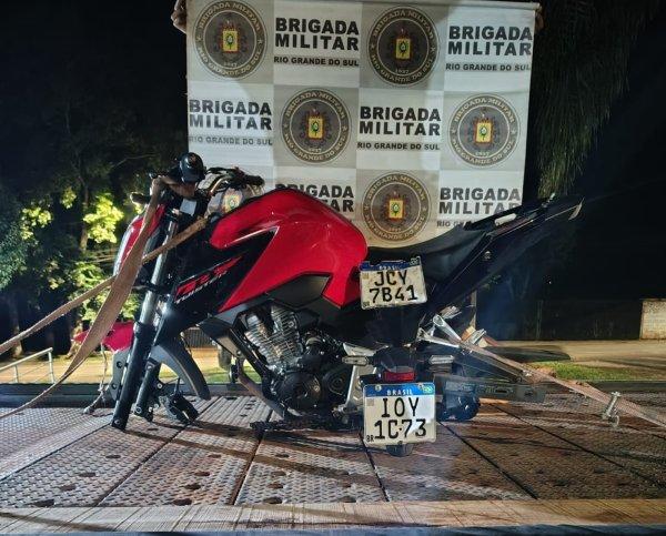 Trio é preso em Cruz Alta ao desmontar moto roubada em Panambi